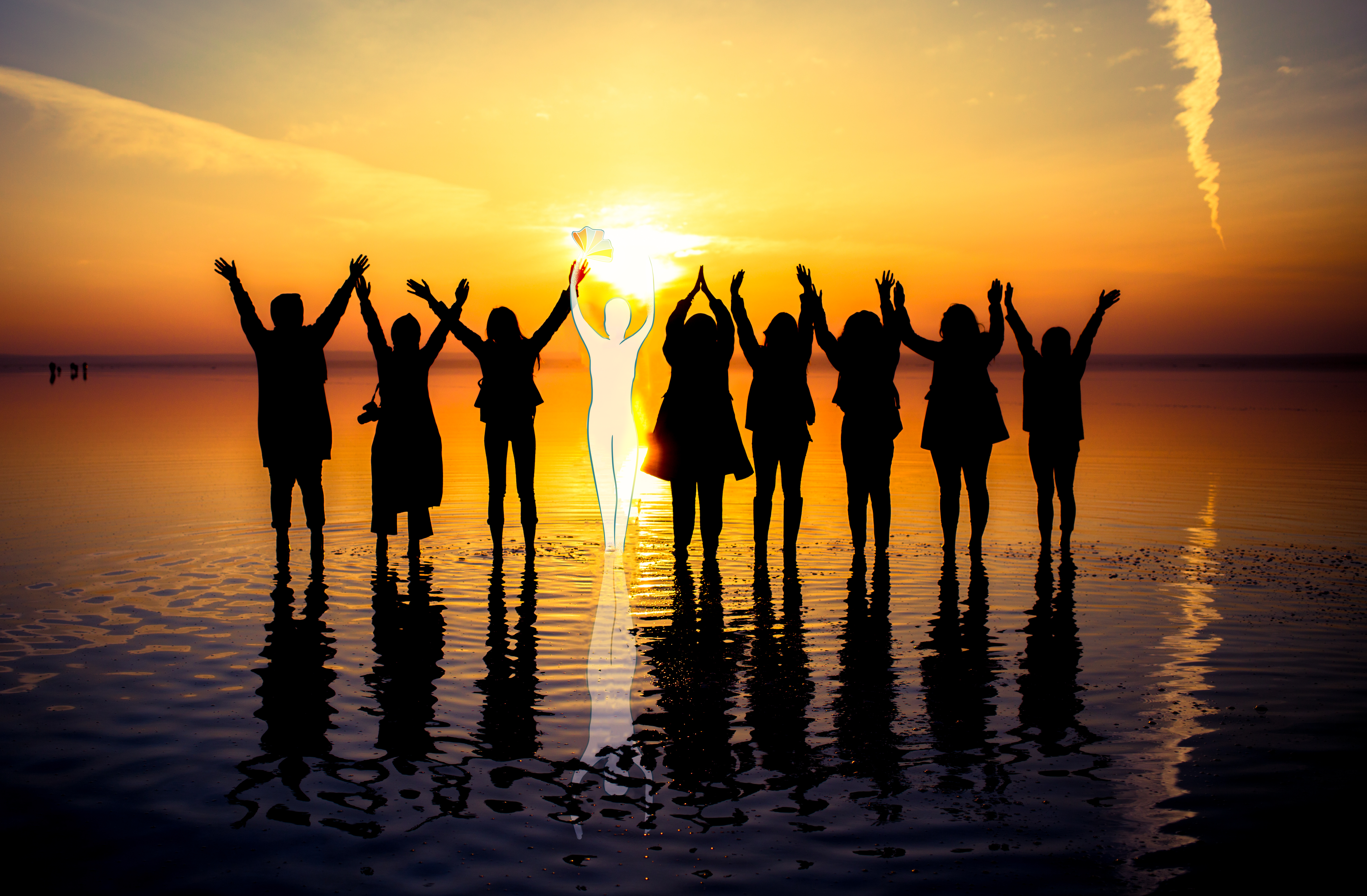 balade - Une photo d'un groupe de personnes, vus de dos, les pieds dans l'eau, au coucher de soleil. Les personnes paraissent sombres en raison du contre-jour. Seule la silhouette du logo, dessinée, se démarque des autres personnages.